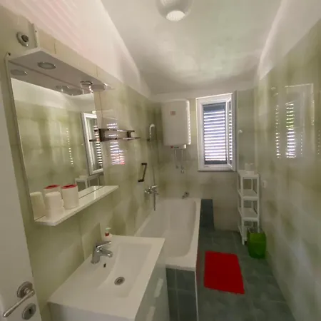 Sparadici Apartman *