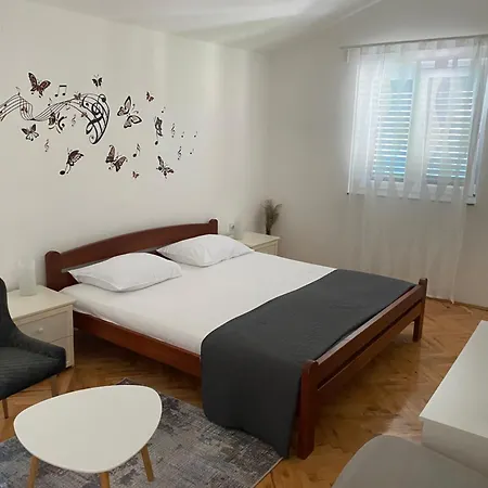 Sparadici Apartment *