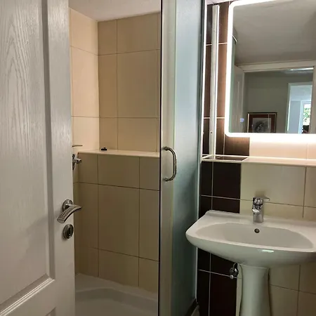 Sparadici Apartman *